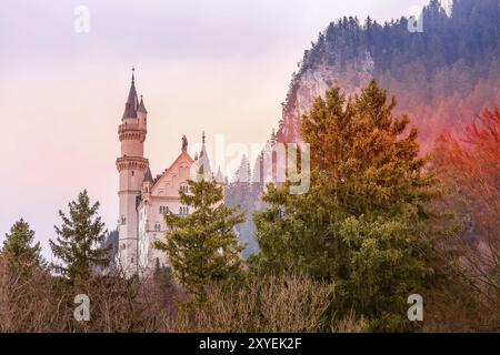 Coucher du soleil au château de Neuschwanstein en Allemagne situé à Fussen, Bavière Banque D'Images