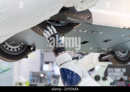 Voiture sur une plate-forme élévatrice, travaux d'assemblage d'un robot industriel, foire de Hanovre, basse-Saxe, Allemagne, Europe Banque D'Images