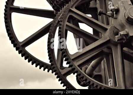 Roues dentées sur une grue dans le port de Magdebourg Banque D'Images