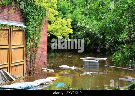 Jardin inondé d'une maison pendant l'inondation à Magdebourg Banque D'Images