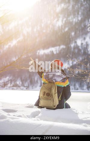 Belle fille caucasienne est assise dans la neige. Paysage d'hiver, Autriche, Europe Banque D'Images