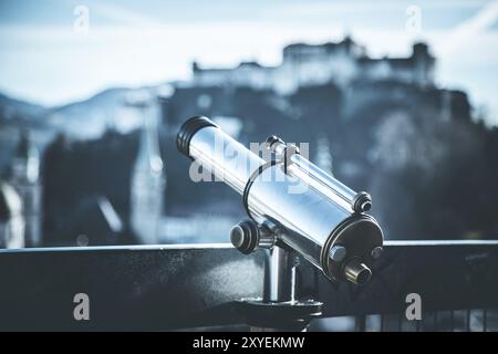 Près des jumelles touristiques de Salzbourg, de la vieille ville et de la forteresse Hohensalzburg dans le fond flou Banque D'Images