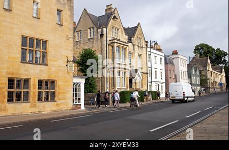 St Aldates Street view de la personne homme cycliste cycliste le long de la route devant les bâtiments de personnes près de Christ Church College dans la ville d'Oxford OX1 2024 KATHY DEWITT Banque D'Images