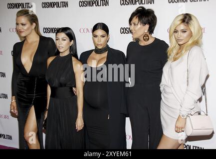 Khloe Kardashian, Kourtney Kardashian, Kim Kardashian, Kris Jenner et Kylie Jenner lors de la célébration de l'anniversaire 50th du Cosmopolitan Magazine, qui s'est tenue à Ysabe Banque D'Images