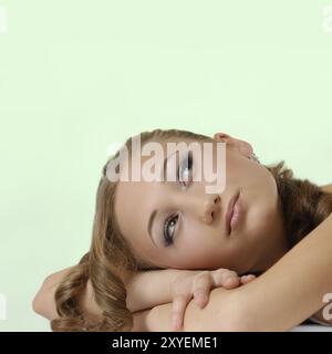 Portrait d'une jeune femme avec une expression réfléchie de rêverie Banque D'Images