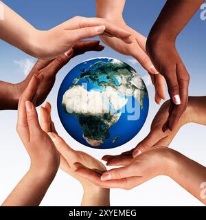 La paix conceptuelle et la diversité culturelle symbole de mains multiraciales faisant un cercle ensemble autour du monde le globe terrestre sur fond de ciel bleu Banque D'Images