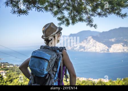 Randonnée en Italie : une fille avec chapeau de paille bénéficie de la vue, de l'été et du paysage magnifique Banque D'Images