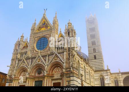 Monument de Toscane Cathédrale de Sienne, Duomo di Siena dans le brouillard du matin, Italie, Europe Banque D'Images