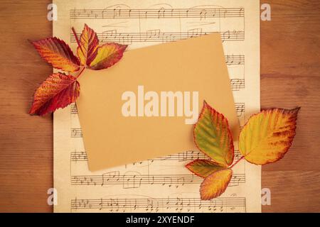 Automne fond avec des feuilles d'automne avec une carte et les feuilles de musique, un modèle de conception d'un dépliant, d'une invitation, ou une carte-cadeau with copy space Banque D'Images