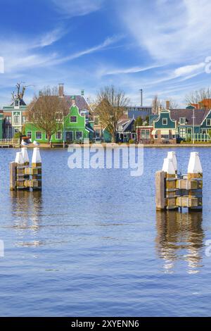 Zaanse Schans, pays-Bas panorama avec rangée de vieilles maisons traditionnelles vertes hollandaises près de l'eau Banque D'Images