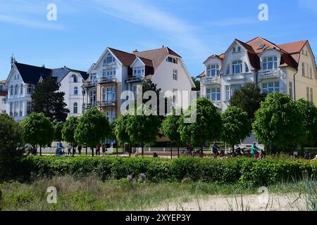 Villas balnéaires sur la promenade de la plage dans la station balnéaire de Bansin, île d'Usedom, mer Baltique, Mecklembourg-Poméranie occidentale, Allemagne, Europ Banque D'Images