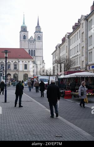 Piétons sur le chemin du vieux marché de Magdebourg Banque D'Images