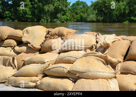 Sacs de sable pendant les inondations de 2013 à Magdebourg sur l'Elbe Banque D'Images