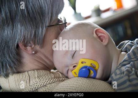 Enfant en bas âge avec grand-mère Banque D'Images