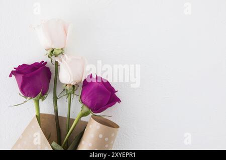 Tableau blanc de papier de l'emballage fleurs roses Banque D'Images