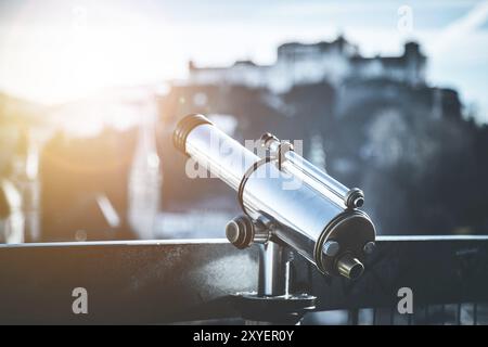 Près des jumelles touristiques de Salzbourg, de la vieille ville et de la forteresse Hohensalzburg dans le fond flou Banque D'Images