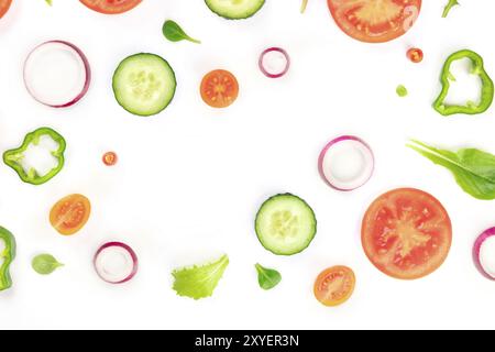 Ingrédients de salade de légumes frais, tiré du haut sur un fond blanc. Une composition plate avec tomate, poivre, concombre, tranches d'oignon et mez Banque D'Images