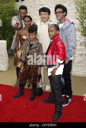 Jada Pinkett Smith, Will Smith, Jaden Smith, Jackie Chan, Trey Smith et Willow Smith lors de la première de 'The Karaté Kid' à Los Angeles au Mann Banque D'Images