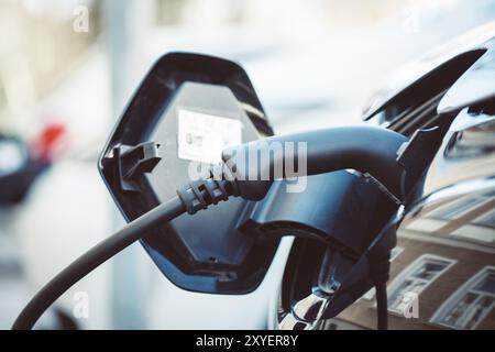 La voiture électrique fait le plein de ses batteries, l'innovation future de la mobilité Banque D'Images