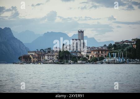 Paysage en Italie: Coucher de soleil à lago di garda, Malcesine: Lac, nuages et village Banque D'Images