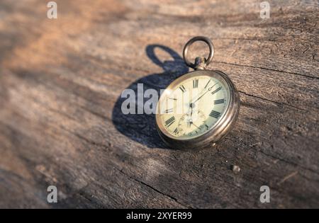 Montre vintage repose sur une planche de bois, temps d'automne Banque D'Images