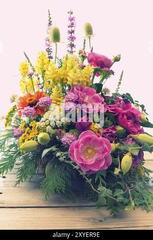 Bouquet de fleurs sauvages fraîches sur fond blanc rétro vertical avec espace de copie Banque D'Images