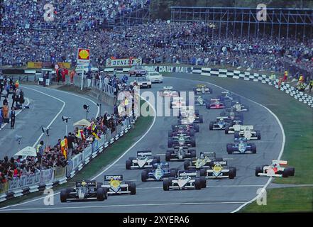 Marques Hatch Grand Prix circuit, Fawkham, Kent, Royaume-Uni 6 octobre 1985 le début du Grand Prix d'Europe - la quatorzième course de la saison F1. Ayrton Senna, Lotus (à gauche) charge devant Nigel Mansell glissant dans son Williams alors qu'Alain Prost, McLaren prend l'herbe. Banque D'Images