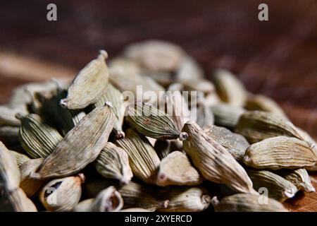 Capsules de cardamome vertes entières Banque D'Images