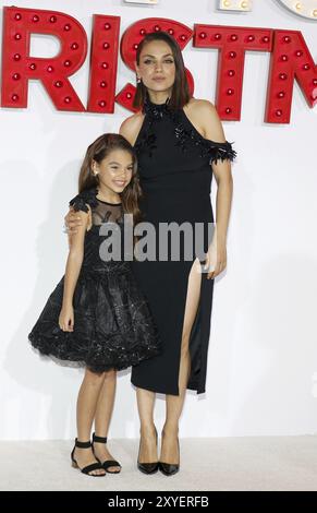 Mila Kunis et Ariana Greenblatt lors de la première à Los Angeles du « Noël Des Bad Moms » qui s'est tenue au Regency Village Theatre de Westwood, aux États-Unis, le mois d'octobre Banque D'Images