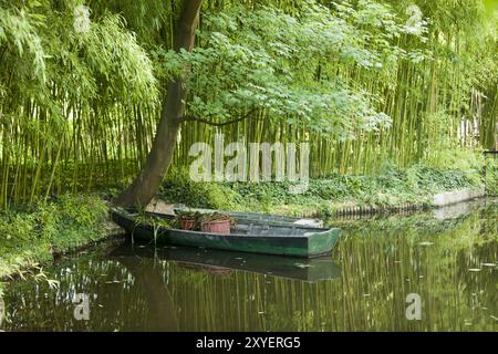 Étang avec bateau dans le jardin de Claude Monet, Giverny, commune en France Banque D'Images