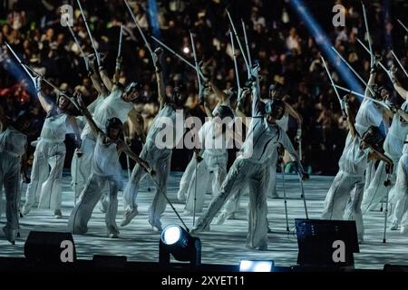 La danse de la Sportographie lors de la cérémonie d’ouverture des Jeux Paralympiques de Paris 2024 qui se sont tenus place de la Concorde à Paris (France), le 28 août 2024. Banque D'Images