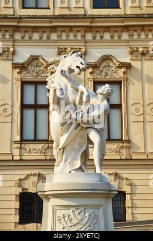 La palais du Belvédère à Vienne, Autriche. Statue baroque de l'entrée à côté de palais. Vue avant, photo verticale Banque D'Images