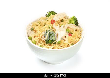 Un bol de nouilles soba aux légumes et viande de poulet sur un fond blanc Banque D'Images