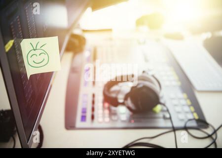 Smiley l'illustration à un studio de radio, métaphore de la rétroaction et de motivation Banque D'Images