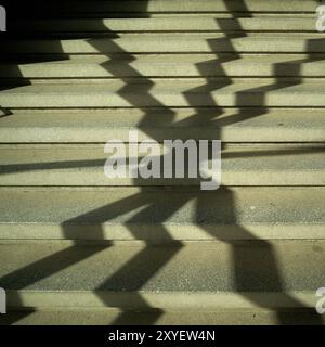 Ombre d'un auvent de fenêtre sur les marches d'un escalier Banque D'Images