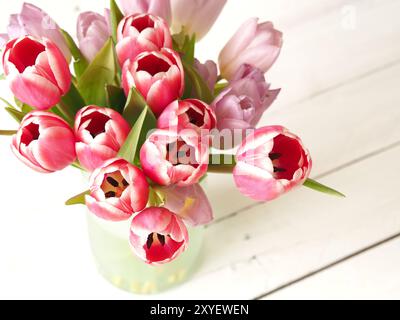 Beau bouquet de tulipes sur un fond de bois rustique grange blanche Banque D'Images