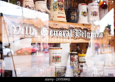 Villa General Belgrano, Cordoue, Argentine ; 20 août 2024 : vitrine de magasin de souvenirs vendant des tasses à bière avec des dessins de style allemand, très populaire en t Banque D'Images