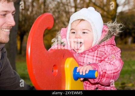 Petite fille sur une balançoire Banque D'Images