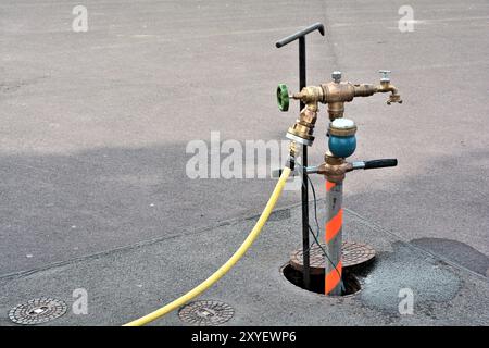 Extraction de l'eau d'une bouche d'incendie Banque D'Images