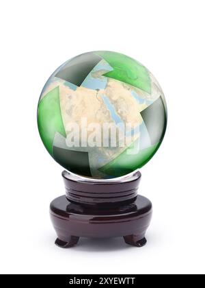 Boule de cristal Scrying avec symbole de recyclage sur le globe terrestre isolé sur blanc. Concept d'environnement et d'écologie Banque D'Images