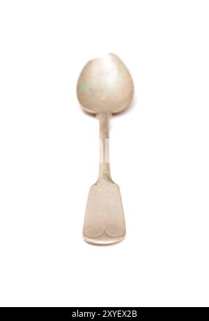 Cuillère vide, ancien employé de l'argenterie sur un tableau blanc, selective focus on foreground Banque D'Images