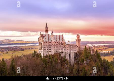 Coucher du soleil au château de Neuschwanstein en Allemagne situé à Fussen, Bavière Banque D'Images