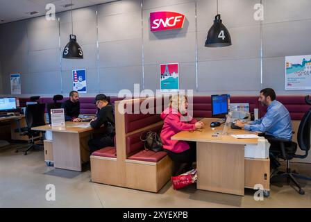 Nice, France, vue générale, intérieur du bureau SNCF, Gare, les gens achètent des billets Banque D'Images