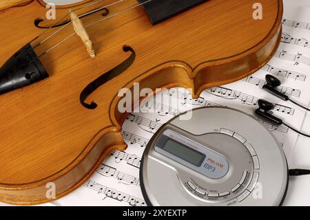 Lecteur CD et violon sur partitions Banque D'Images