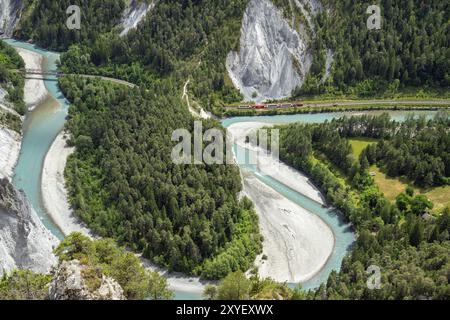 Un train du Glacier Express traverse les gorges du Rhin, Ruinaulta, Rhin antérieur, Flims, Graubuenden, Suisse, Europe Banque D'Images