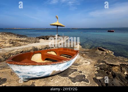 Vieux bateau à rames sur la plage de Majorque Banque D'Images