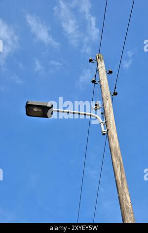 Lampadaire et câble d'alimentation Banque D'Images