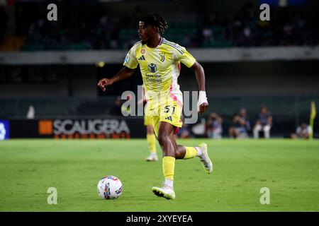 Vérone, Italie. 26 août 2024. Mbangula Samuel (juventus) en action lors du match de football Serie A enilive entre les Hellas Vérone et la Juventus au stade Marcantonio Bentegodi, au nord de l'est de l'Italie - lundi 26 août 2024. Sport - Soccer (photo de Paola Garbuio /Lapresse) crédit : LaPresse/Alamy Live News Banque D'Images