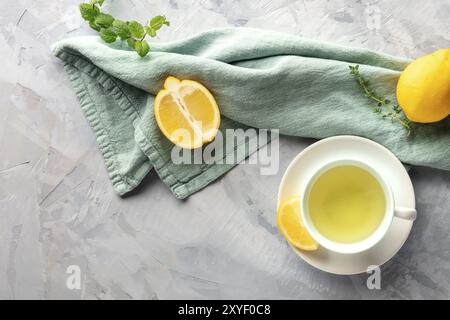 Une tasse de thé vert avec les citrons et les herbes, en plongée des with copy space Banque D'Images