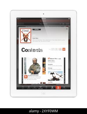 IPad 2 avec numéro électronique du magazine Time sur son écran. Isolé avec chemin de détourage sur fond blanc Banque D'Images